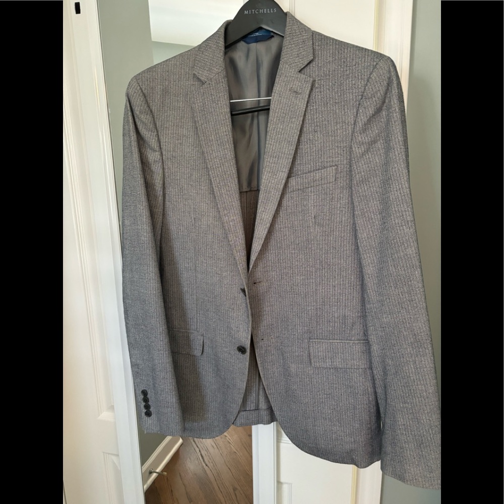 Men’s 14th and Union grey blazer- 38R. Perfect condition.